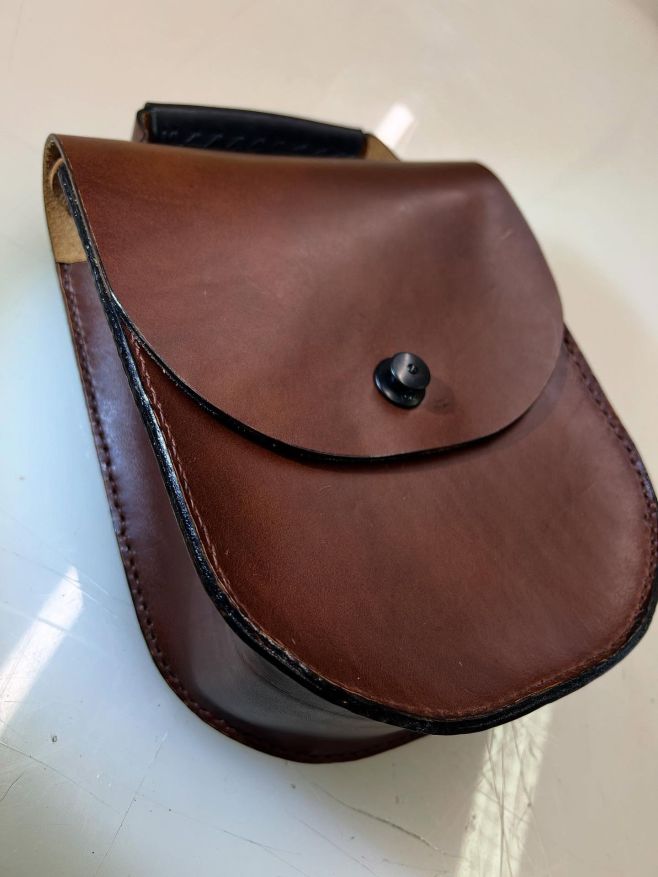 Brašna na koloběžku pro systém KlickFix. Z elegantní hnědé italské usně Buttero.